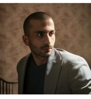 Alireza Jafari Instagram - در من امیدیست
می آید و میرود
اما…
هرگز نمیگویمش بدرود

عکس:@saaramaleki