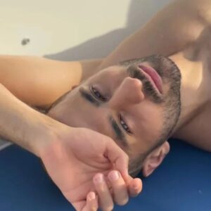 Alireza Jafari Instagram - شرف مرد به جود است و کرامت به سجود
هر که را این دو نباشد عدم ش به ز وجود

(سعدی)

عکس:@ayeenjafari4