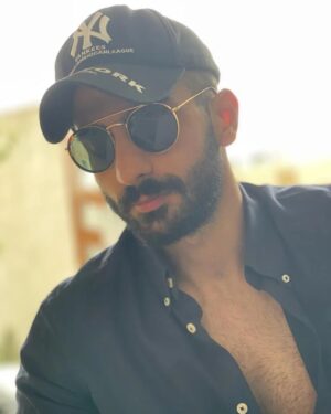 Alireza Jafari Instagram - چند کس از تو و یاران تو آزرده شود

دوزخ از سردی این طایفه افسرده شود

(وحشی بافقی)

عکس:@ayeenjafari4