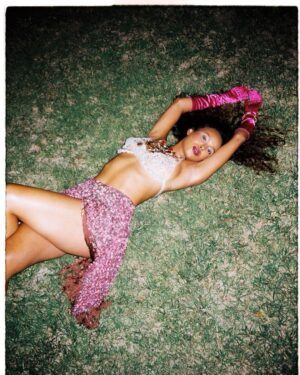 Alisha Boe Instagram - On film by @jonnybgreat
Makeup: @ysabellesar 
Stylist: @alyssaon_ 
❤️❤️