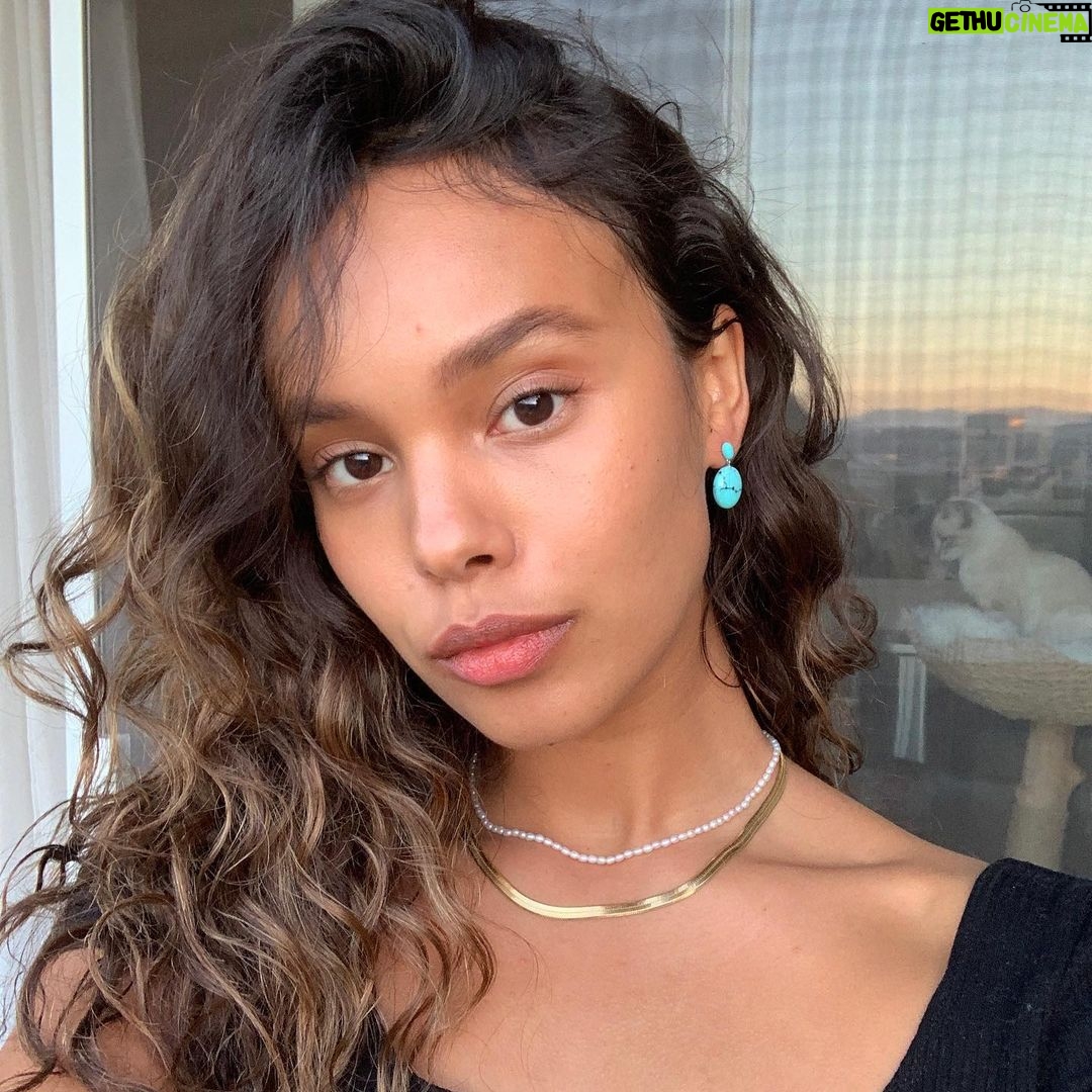 Alisha Boe - 466.2K Likes - Always love a pop of color 💙 @mejuri 💙
#ad