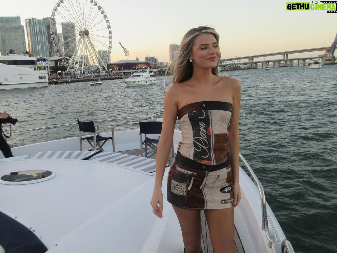 Alissa Violet Instagram - sup im on a boat