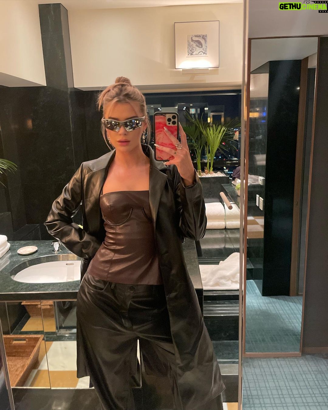 Alissa Violet Instagram - quick little trip 🇯🇵 Shinjuku Tokyo,Japan (日本东京,新宿)