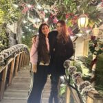 Alisshaa Ohri Instagram - Cherishing the magic of Christmas surrounded by the warmth of my family. 🌟❤️⁣ ⁣ ⁣ ⁣ ⁣ ⁣ ⁣ ⁣ ⁣ ⁣ ⁣ #AlisshaaOhri #Actor #Bollywood #FamilyTimes #Memories #Christmas