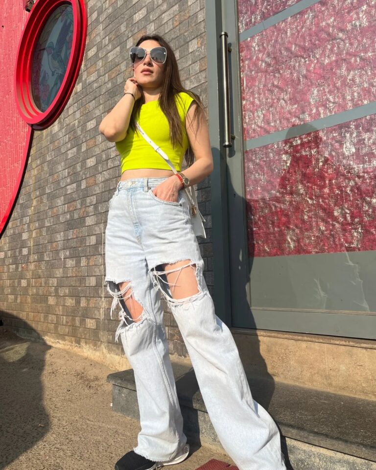 Alisshaa Ohri Instagram - From 18° to 31° [Alisshaa Ohri, Bollywood, Actor, Casual Look, Fit Check, Outfit Ideas, Work trip, Street Style Fashion, Latest Trends, Outfit Inspo, Explore, Instagram] Juhu, Mumbai