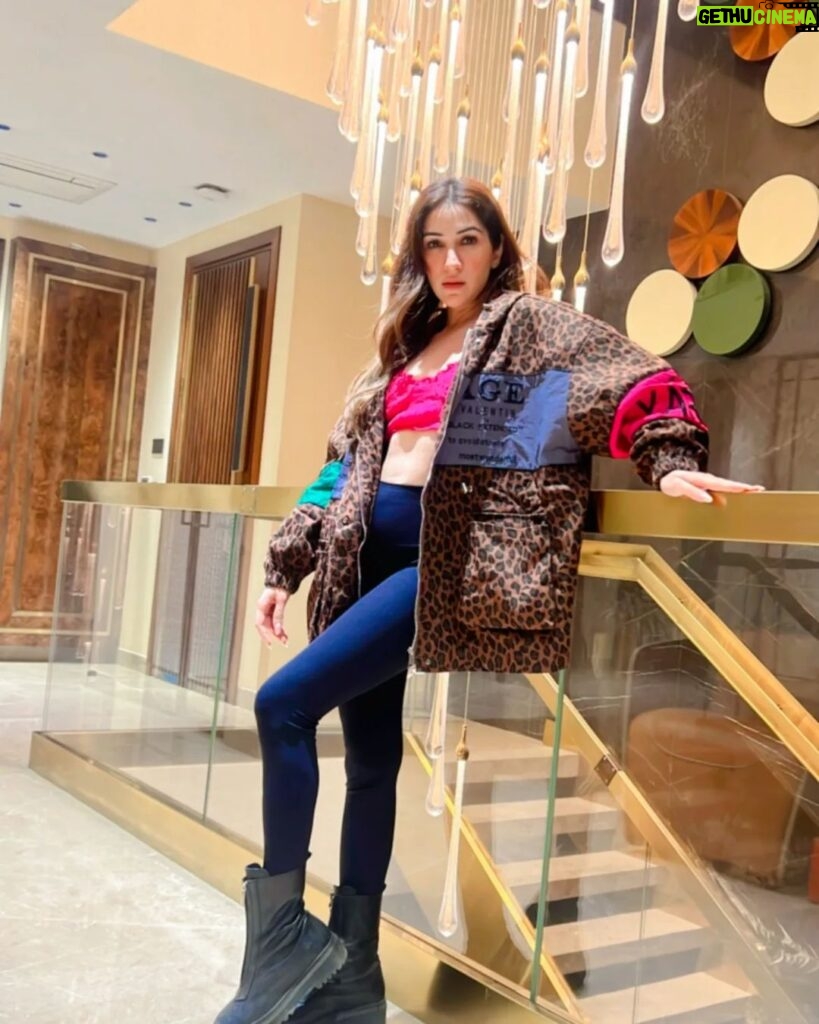 Alisshaa Ohri Instagram - Bringing the heat to this cold night in style 💗✨ ⁣ ⁣ ⁣ ⁣ ⁣ ⁣ ⁣ ⁣ #AlisshaaOhri #Actor #Bollywood #WinterNights #WinterJacket
