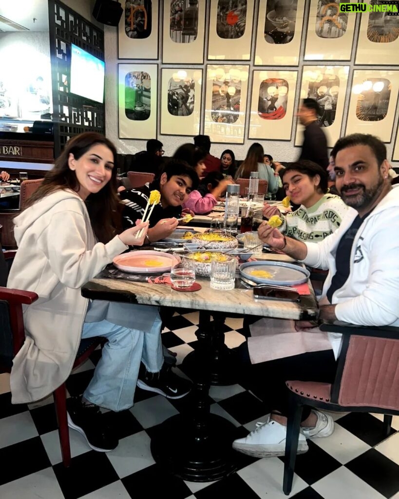 Alisshaa Ohri Instagram - Yes! We all love food!❤️⁣ ⁣ ⁣ ⁣ ⁣ ⁣ ⁣ ⁣ ⁣ ⁣ ⁣ ⁣ ⁣ ⁣ #AlisshaaOhri #Actor #Bollywood #FamilyTime #FoodLove
