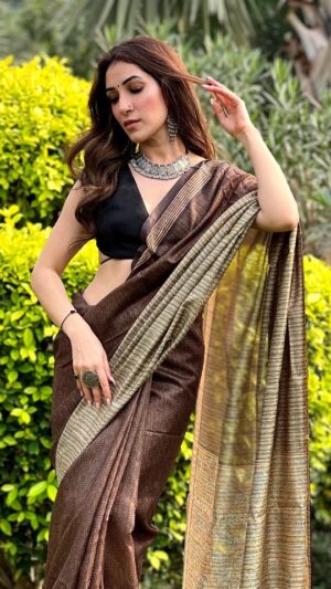 Alisshaa Ohri Instagram - Desi aesthetic over anything❤️⁣
⁣
⁣
⁣
⁣
⁣
⁣
Saree: Meena Bazaar ⁣
Video credit: @dhruvv_rk_ohri_⁣
⁣
⁣
⁣
⁣
⁣
⁣
⁣
⁣
#AlisshaaOhri #Actor #Bollywood #Saree #Desi #DesiLook #Traditional