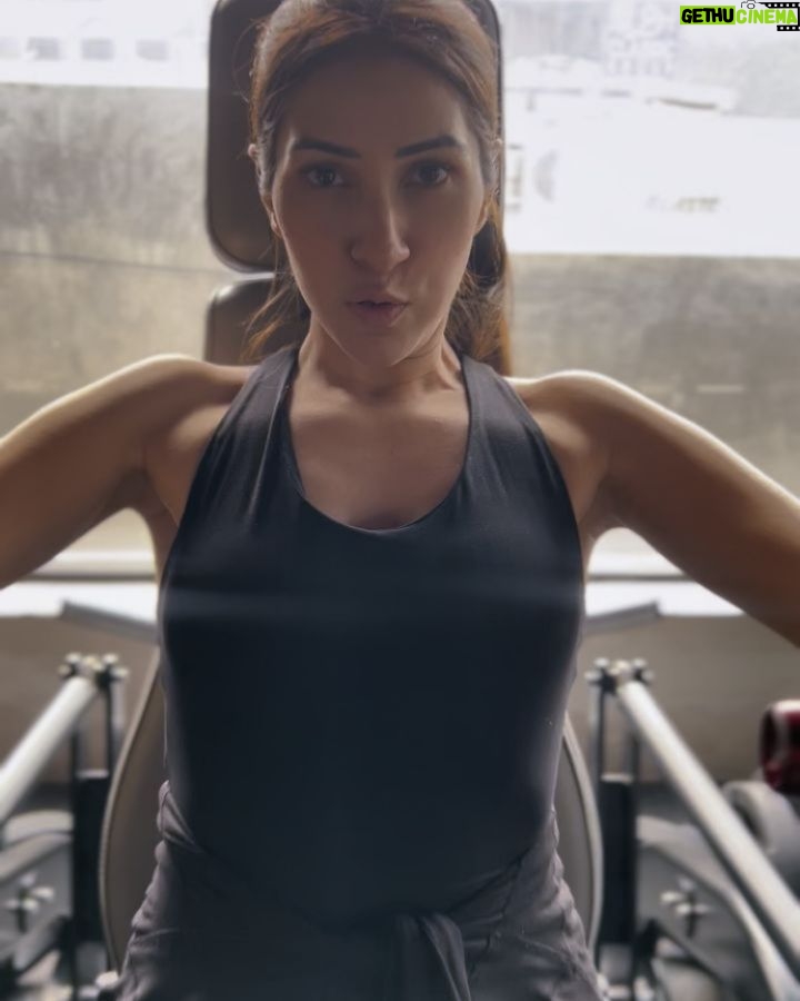 Alisshaa Ohri Instagram - Crushing chest day goal💯⁣ ⁣ ⁣ ⁣ ⁣ ⁣ ⁣ ⁣ ⁣ ⁣ #AlisshaaOhri #Actor #GymDay #Fitness #ChestDay #WorkOut #Motivation