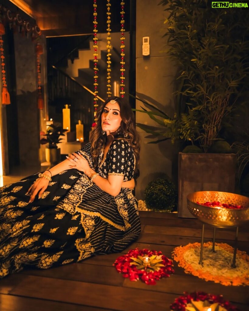 Alisshaa Ohri Instagram - Glowing with the diyas 🪔💫⁣ ⁣ ⁣ ⁣ ⁣ ⁣ Outfit: @shopmulmul⁣ ⁣ ⁣ ⁣ ⁣ ⁣ ⁣ #AlisshaaOhri #Actor #HappyDiwali #DiwaliCelebration #Diwali2023 #FestivalOfLights