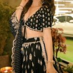 Alisshaa Ohri Instagram - परी हू मैं!❤️⁣ ⁣ ⁣ ⁣ ⁣ ⁣ Outfit: @shopmulmul⁣ ⁣ ⁣ ⁣ ⁣ ⁣ ⁣ #AlisshaaOhri #Actor #Bollywood #HappyDiwali #DiwaliCelebration #WomanInBlack