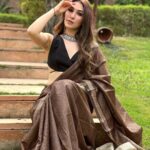 Alisshaa Ohri Instagram - Currently obsessing over cotton sarees 🥻🤍⁣ ⁣ ⁣ ⁣ ⁣ ⁣ ⁣ ⁣ ⁣ ⁣ #AlisshaaOhri #Actor #Bollywood #Saree #CottonSaree #Fashion #Traditional