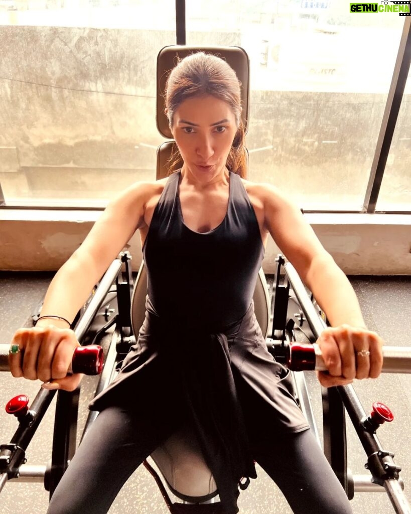 Alisshaa Ohri Instagram - Crushing chest day goal💯⁣ ⁣ ⁣ ⁣ ⁣ ⁣ ⁣ ⁣ ⁣ ⁣ #AlisshaaOhri #Actor #GymDay #Fitness #ChestDay #WorkOut #Motivation