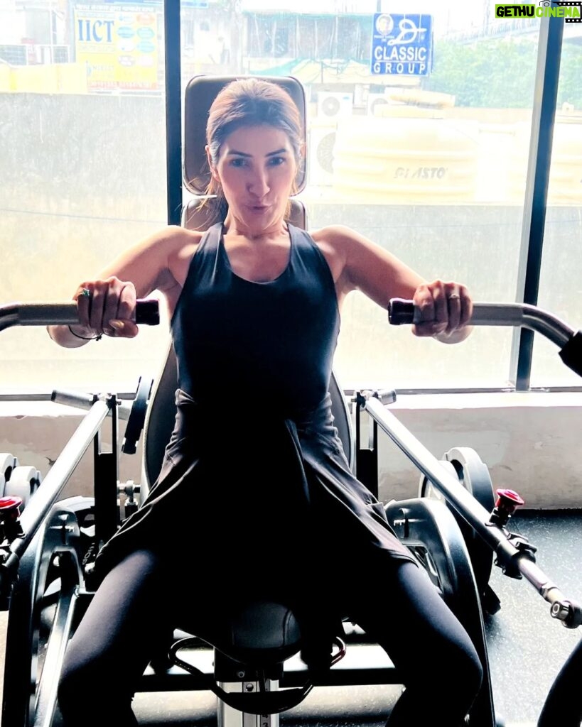 Alisshaa Ohri Instagram - Crushing chest day goal💯⁣ ⁣ ⁣ ⁣ ⁣ ⁣ ⁣ ⁣ ⁣ ⁣ #AlisshaaOhri #Actor #GymDay #Fitness #ChestDay #WorkOut #Motivation