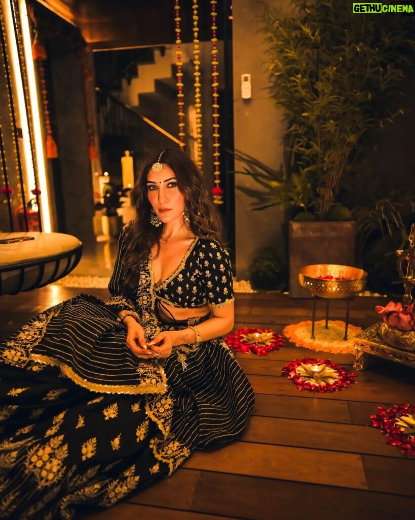 Alisshaa Ohri Instagram - Glowing with the diyas 🪔💫⁣ ⁣ ⁣ ⁣ ⁣ ⁣ Outfit: @shopmulmul⁣ ⁣ ⁣ ⁣ ⁣ ⁣ ⁣ #AlisshaaOhri #Actor #HappyDiwali #DiwaliCelebration #Diwali2023 #FestivalOfLights