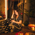 Alisshaa Ohri Instagram - Glowing with the diyas 🪔💫⁣ ⁣ ⁣ ⁣ ⁣ ⁣ Outfit: @shopmulmul⁣ ⁣ ⁣ ⁣ ⁣ ⁣ ⁣ #AlisshaaOhri #Actor #HappyDiwali #DiwaliCelebration #Diwali2023 #FestivalOfLights