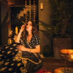 Alisshaa Ohri Instagram - Glowing with the diyas 🪔💫⁣ ⁣ ⁣ ⁣ ⁣ ⁣ Outfit: @shopmulmul⁣ ⁣ ⁣ ⁣ ⁣ ⁣ ⁣ #AlisshaaOhri #Actor #HappyDiwali #DiwaliCelebration #Diwali2023 #FestivalOfLights