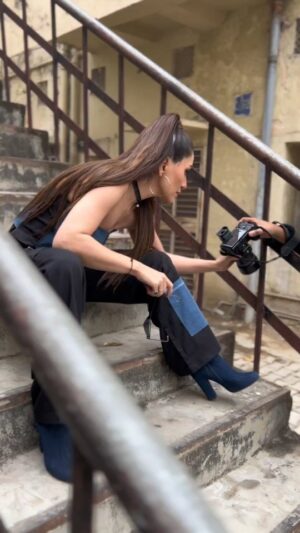 Alisshaa Ohri Instagram - Behind the scenes from my recent shoot. Here’s how we were able to get this gorgeous look done in one day!✨

[Alisshaa Ohri, Bollywood, Actor, BTS moments,  Shooting, Behind the Scenes, Fashion, Trending Looks, Outfit Ideas, Street Style Fashion, Explore, Instagram]