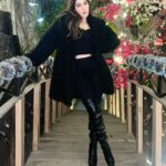 Alisshaa Ohri Instagram - Cherishing the magic of Christmas surrounded by the warmth of my family. 🌟❤️⁣ ⁣ ⁣ ⁣ ⁣ ⁣ ⁣ ⁣ ⁣ ⁣ ⁣ #AlisshaaOhri #Actor #Bollywood #FamilyTimes #Memories #Christmas
