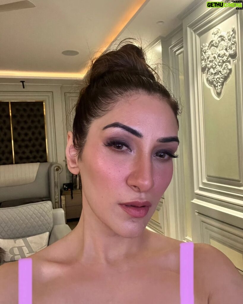 Alisshaa Ohri Instagram - Rocking the messy bun with the make-up game on point! ❤‍🔥 Who else is in the #MessyBunSquad?⁣ ⁣ ⁣ ⁣ ⁣ ⁣ ⁣ ⁣ ⁣ ⁣ ⁣ ⁣ ⁣ ⁣ ⁣ ⁣ ⁣ #AlisshaaOhri #Actor #Bollywood #MessyBun #Makeup