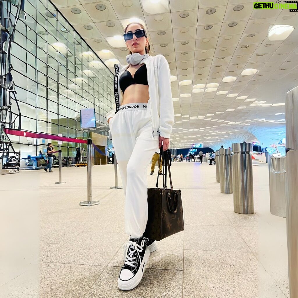 Alisshaa Ohri Instagram - Checked in!✈️ Outfit: @hamster_london [Alisshaa Ohri, Bollywood, Actor, Airport Look, Outfit Ideas, Travel Fits, Fashion Inspo, Explore, Instagram]