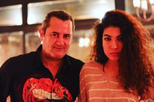 Alize Gördüm Instagram - Çok tehlikeliyiz. 🔫 taken by @ismetege
