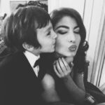 Alize Gördüm Instagram - Gösteri öncesi şans öpücüğü.. Ağzını burnunu yediğiminininininin. #backstage #backstagefun