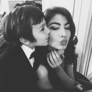 Alize Gördüm Instagram - Gösteri öncesi şans öpücüğü.. Ağzını burnunu yediğiminininininin. #backstage #backstagefun