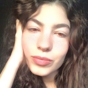 Alize Gördüm Instagram - Ne lensi ya benim gözüm güneşte kırmızı oluyor zaten. Transylvania göçmeniyiz biz. #vampire