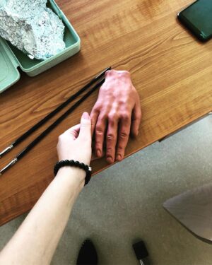 Alize Gördüm Instagram - Oh I love you too baby 😌🎀#therubberhandexperiment #psychologystudentlife
