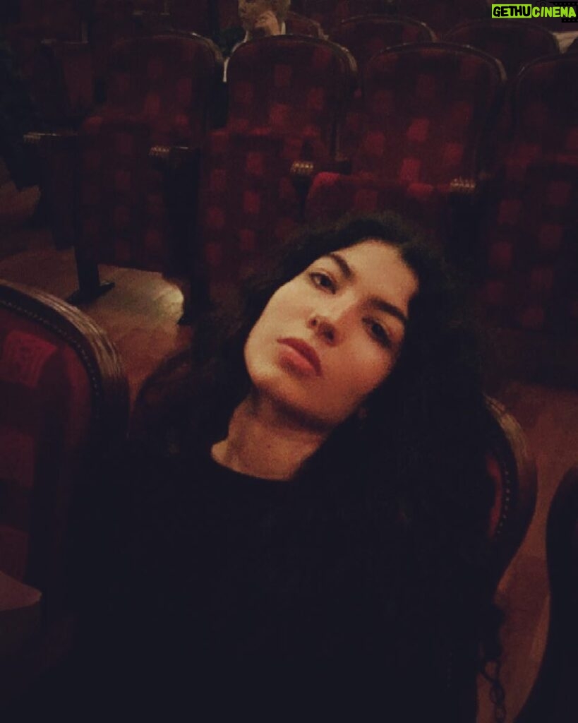 Alize Gördüm Instagram - 😒🐒 Kadıköy Süreyya Operası
