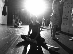 Alize Gördüm Instagram - Kalbinizi karnınızda hissedebileceğiniz saatler. #warmup #dancelife