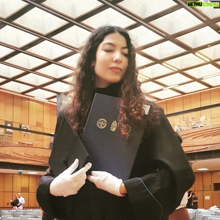 Alize Gördüm Instagram - Uzanıp kendi yanaklarımdan öpüyorum. #graduated #psychology