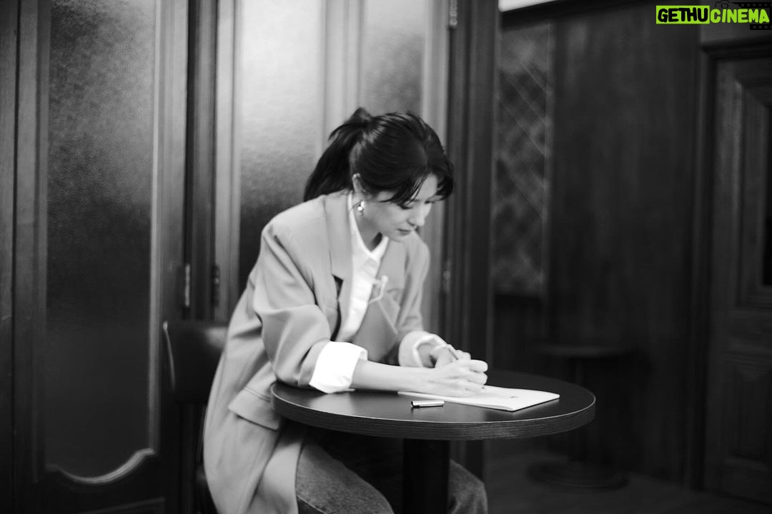 Allison Lin Instagram - 2023的最後一天 我居然在 做統計學作業 比想像中快就寫完 耶嘿 我愛教授與助教 還有同學 謝謝2023的代言、活動、戲劇、主持及所有工作 謝謝支援我的人兒 謝謝你們將就我必須去學校的時間 因為你們的給予 我才有辦法專心在社會學研究所讀書 順利地完成了第一學期(即將) 很開心今年也做了公益的工作 希望明年可以做更多奉獻社會與人群的事 希望可以有機會多多見到大家 You guys are always been so nice to me And I want to return the love to you and the world Happy new year! #ENFP的年末心得 #偶爾也會變成INFP