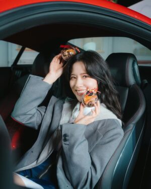 Allison Lin Instagram - 聖誕節終於要來了～

今年聖誕節，Audi在信義區展出夢幻車款 — TT RS 
追蹤Audi TW 官方社群帳號，於此篇貼文底下留言標記一位想一起度過浪漫聖誕的人，就有機會獲得聖誕限定好禮🎁

禮物將於12/28 公佈4位得獎者
Audi 邀您一同歡慶聖誕！

拍照打卡記得標記我🎄🎅🏻

🎄 活動地點：ATT 4 FUN 台北信義店 一樓戶外廣場
🎄 活動時間：2023/12/1 – 2024/1/3

@audi_tw
#Audi #AudiTaiwan