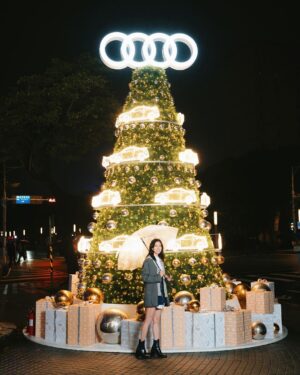 Allison Lin Instagram - 聖誕節終於要來了～

今年聖誕節，Audi在信義區展出夢幻車款 — TT RS 
追蹤Audi TW 官方社群帳號，於此篇貼文底下留言標記一位想一起度過浪漫聖誕的人，就有機會獲得聖誕限定好禮🎁

禮物將於12/28 公佈4位得獎者
Audi 邀您一同歡慶聖誕！

拍照打卡記得標記我🎄🎅🏻

🎄 活動地點：ATT 4 FUN 台北信義店 一樓戶外廣場
🎄 活動時間：2023/12/1 – 2024/1/3

@audi_tw
#Audi #AudiTaiwan