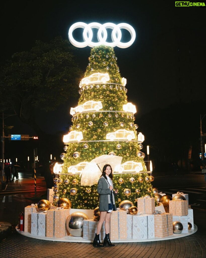 Allison Lin Instagram - 聖誕節終於要來了～ 今年聖誕節，Audi在信義區展出夢幻車款 — TT RS 追蹤Audi TW 官方社群帳號，於此篇貼文底下留言標記一位想一起度過浪漫聖誕的人，就有機會獲得聖誕限定好禮🎁 禮物將於12/28 公佈4位得獎者 Audi 邀您一同歡慶聖誕！ 拍照打卡記得標記我🎄🎅🏻 🎄 活動地點：ATT 4 FUN 台北信義店 一樓戶外廣場 🎄 活動時間：2023/12/1 – 2024/1/3 @audi_tw #Audi #AudiTaiwan