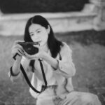 Allison Lin Instagram - 優質企劃，盡在bios monthly —————————————————— 小問題，顧名思義，可能真的很小、可能因為其他人不在意，而顯得尖銳。我想了好多天，不知道該怎麼下筆，因為我發現自己的每個問題與可能的答案，都有傷害人的潛力。 ​ 求知啊求知，真是萬惡的淵藪，求知因此難能可貴，因為必須冒著被討厭的風險，而我們冒險犯難，也許就是為了找到與自己提出同樣問題的人們。 ​ 再舉手：往另一方向看，為什麼對有些人來說，提問卻如此輕而易舉？ ​ 在想到一個問題之後、提問之前，就會有更多問題瞬間長出來，伴隨著擔憂、提點各種思慮不周。於是我開始想，如果今天我是不同性別的人，提問，會帶來不一樣的結局嗎？如果會，那麼不一樣的社會階級、年齡、種族⋯⋯等不同的角色，提問之後要面對的情境就會完全不同。哪些角色提問的風險比較低、而哪些又比較高呢？哪些角色在提出問題後，有更多持續生存下去的社會資本呢？哪些角色提出問題之後，甚至會被鼓勵呢？ ​ 當然，提問的內容、方式甚至時機點都十分講究天時地利人和。現實生活當中，我們能夠覺得班上的妙麗很可愛嗎？或者光是看電影的時候，就覺得她很煩了呢？ ​ 或許，「提問」這個行為本身就太過尖銳惱人，以至於人類需要發明各式各樣的方式提問，最常見的就是透過藝術與文化作品，要不然就是得透過期刊論文，一種慎重且科學的態度與儀式，才能稍微緩和提問的殺傷力。 ​ 提問之前已經很難，但提出問題之後也不容易。假設我們得到了答案，那麼我們在道義上就有付出相對應行動的責任；不知道的人不實踐知識是因為他不知道，知道的人卻不實踐知識，是不負責任且罪惡的，最極端的邏輯推演可以推到所謂知法犯法，在法律上能夠被定罪。提問、得知，在人類的世界裡，真是非常高風險的行為。 ​ 儘管如此，還是有那麼多的小問題盤踞在我心裡。為了知道更多，這個世界，如何能夠容納得下最多程度的問與答？如果我能夠找到答案，也許可以寫出一本新世紀的愛彌兒，成為新世紀的盧梭。自問自答到最後，居然發現這是一則跟教育有關的徵文，提問，果然是學習的第一步。 ​ ​ ● 林予晞 ​ 以療癒氣息清新形象為人熟知的跨界才女林予晞，是知名演員也是斜槓文青攝影師，戲裡戲外角色多變的他同時致力於攝影領域，平時喜歡用影像記錄下當時的情緒、感覺，精進自己全方位發展。 ​ ​ ▍網頁好讀版｜我有一個小問題｜林予晞：妙麗舉手，為什麼要問出一個不尖銳的小問題會這麼難呢？ ​ ​ ➤➤https://bit.ly/47oW7uh ​ ​ ❏ 設計_ 周筱晨 ​ ┄┄⟢┄┄⟢┄┄⟢┄┄⟢┄┄⟢┄┄⟢┄┄ ​ ​ 【我有一個小問題】 ​ 它很小，那麼小，小到忽略其實也可以⋯⋯不，我做不到啊！ 年末之際，邀請寫作者分享，或許別人不在意，但卻始終盤旋上心、揮之不去的「小問題」。 ​ #年末聊聊｜#我有一個小問題｜林予晞 Allison Lin ｜#bios企劃 @bios_monthly