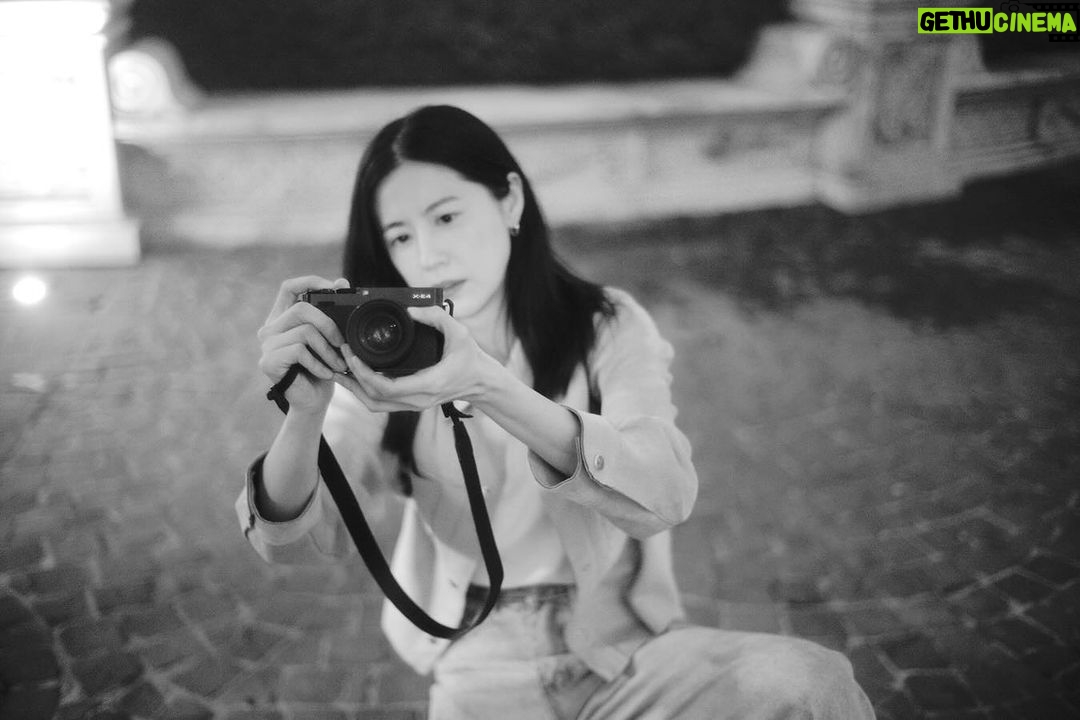 Allison Lin Instagram - 優質企劃,盡在bios monthly —————————————————— 小問題,顧名思義,可能真的很小、可能因為其他人不在意,而顯得尖銳。我想了好多天,不知道該怎麼下筆,因為我發現自己的每個問題與可能的答案,都有傷害人的潛力。 求知啊求知,真是萬惡的淵藪,求知因此難能可貴,因為必須冒著被討厭的風險,而我們冒險犯難,也許就是為了找到與自己提出同樣問題的人們。 再舉手:往另一方向看,為什麼對有些人來說,提問卻如此輕而易舉? 在想到一個問題之後、提問之前,就會有更多問題瞬間長出來,伴隨著擔憂、提點各種思慮不周。於是我開始想,如果今天我是不同性別的人,提問,會帶來不一樣的結局嗎?如果會,那麼不一樣的社會階級、年齡、種族⋯⋯等不同的角色,提問之後要面對的情境就會完全不同。哪些角色提問的風險比較低、而哪些又比較高呢?哪些角色在提出問題後,有更多持續生存下去的社會資本呢?哪些角色提出問題之後,甚至會被鼓勵呢? 當然,提問的內容、方式甚至時機點都十分講究天時地利人和。現實生活當中,我們能夠覺得班上的妙麗很可愛嗎?或者光是看電影的時候,就覺得她很煩了呢? 或許,「提問」這個行為本身就太過尖銳惱人,以至於人類需要發明各式各樣的方式提問,最常見的就是透過藝術與文化作品,要不然就是得透過期刊論文,一種慎重且科學的態度與儀式,才能稍微緩和提問的殺傷力。 提問之前已經很難,但提出問題之後也不容易。假設我們得到了答案,那麼我們在道義上就有付出相對應行動的責任;不知道的人不實踐知識是因為他不知道,知道的人卻不實踐知識,是不負責任且罪惡的,最極端的邏輯推演可以推到所謂知法犯法,在法律上能夠被定罪。提問、得知,在人類的世界裡,真是非常高風險的行為。 儘管如此,還是有那麼多的小問題盤踞在我心裡。為了知道更多,這個世界,如何能夠容納得下最多程度的問與答?如果我能夠找到答案,也許可以寫出一本新世紀的愛彌兒,成為新世紀的盧梭。自問自答到最後,居然發現這是一則跟教育有關的徵文,提問,果然是學習的第一步。 ● 林予晞 以療癒氣息清新形象為人熟知的跨界才女林予晞,是知名演員也是斜槓文青攝影師,戲裡戲外角色多變的他同時致力於攝影領域,平時喜歡用影像記錄下當時的情緒、感覺,精進自己全方位發展。 ▍網頁好讀版|我有一個小問題|林予晞:妙麗舉手,為什麼要問出一個不尖銳的小問題會這麼難呢? ➤➤https://bit.ly/47oW7uh ❏ 設計_ 周筱晨 ┄┄⟢┄┄⟢┄┄⟢┄┄⟢┄┄⟢┄┄⟢┄┄ 【我有一個小問題】 它很小,那麼小,小到忽略其實也可以⋯⋯不,我做不到啊! 年末之際,邀請寫作者分享,或許別人不在意,但卻始終盤旋上心、揮之不去的「小問題」。 #年末聊聊|#我有一個小問題|林予晞 Allison Lin |#bios企劃 @bios_monthly