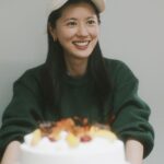 Allison Lin Instagram – 大家好，我是予晞，今年的生日（也就是1/26）在因緣巧合之下，有幾件大事情要同時發生，請容我向各位做詳細稟告。

第一，如最近的發文可見，你們應該都知道我開始主持旅遊外景節目了～

節目名稱叫做【演員們的旅行】，這是我第一次作為節目主持人，而不是飛行嘉賓，深刻體會到了實境類外景工作在身心上帶來的挑戰；為了在有限的時間內拍到最多優質的素材，許多時候不只是你們看得到的主持人們，常常整組幕後人員也沒有時間睡覺，而我們期待的是能夠在有限的資源內呈現最好的結果；很多突發的狀況、必須排解的困難，我們都團結一致地克服了，這個過程我體會到，這是一份很需要愛與熱忱的工作，而我也發現，我的工作夥伴們也都帶著感情與積極的心在面對每一次的旅行。當然，幸福快樂的時刻還是很多的，屆時各位看正片就知道我們全體玩得多開心了。

當我得知播出時間是今年的生日時，突然有點感動，我想這就是老天要給我的禮物了，因此，我真心希望我也能夠將這份大禮送給你們。1/26起，週五晚間11點，東森綜合台；1/27 週六晚間9點 ，TVBS 42頻道，有請大家支持～

第二，這幾年來拍片之餘，我還是持續地在從事攝影創作，這次終於有6幅正式的全新攝影作品要獻醜了～

這次的作品回歸到攝影本身，是大家較熟悉的黑白攝影表現方式，將會在 One Art Taipei 藝術台北與大家見面，展出時間便是生日的1/26~1/28，地點在JR 東日本大飯店，1114號房 V & E Art藝廊。攝影對我來說一直都是生命的驅動力之一，跟表演一樣，那是一種得以不言說的表態；在必須大聲表態的時代，攝影是我能夠稍作歇息的庇蔭之處。

1/28號下午3點至3點50分是我的分享時間，由於場地至多只能容納20人，收藏本次展出作品的前10位藏家可優先入場聆聽作品介紹與親自提問，另外10位則為隨機抽選。空間有限，安排上若有未竟之處，敬請見諒。無法前來分享講座的朋友，1/27、1/28的公眾時間，也都歡迎來觀賞作品。

報名表單連結我會寫在這裡與IG自我介紹處，欲購買或抽籤的朋友敬請在截止時間1/25中午1200前填寫完畢，藝廊會在1/25晚間2030前通知各位是否能夠前來。
報名連結：
https://forms.gle/xUPqAmwwukfnXQkA8 

更多細節歡迎至 V & E Art藝廊的IG私訊詢問，期待與各位一起慶生（？
@veart.fr 

第三，除了這6幅作品以外，我還有更多的系列作品正在製作，將會以個展的形式全數登場～

睽違多年的攝影個展，日期將會座落在2/20左右，為期一個月，地點在大稻埕某處可謂穿越時光的空間。
屆時也會安排藏家時間與公眾分享時間，更多消息請待我與藝廊的發文！

以上報告，新的一年，期待與您的會面。