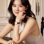 Allison Lin Instagram – 從前在美國讀書時最喜歡的就是FOSSIL這個品牌，這次很高興擔任FOSSIL品牌形象大使，拍攝形象照時，曾經那些美好時光回憶便一起紛湧而至。

Lennox金釦方包是我喜歡的吐司包，懷舊風格加上復古金釦，讓我想起和心儀對象約會時，小心翼翼選擇搭配的包包；和期末上台報告，陪著我一起克服緊張的腕錶。如同FOSSIL全新品牌形象《Made For This 時刻相伴，為此而生》，人生的每一刻，都有FOSSIL的陪伴，細緻而美好。

@fossil 

#FossilTW 
#台灣總代理青霆亞太 @dfapactw 
#MadeForThis #FossilCollective