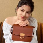 Allison Lin Instagram – 從前在美國讀書時最喜歡的就是FOSSIL這個品牌，這次很高興擔任FOSSIL品牌形象大使，拍攝形象照時，曾經那些美好時光回憶便一起紛湧而至。

Lennox金釦方包是我喜歡的吐司包，懷舊風格加上復古金釦，讓我想起和心儀對象約會時，小心翼翼選擇搭配的包包；和期末上台報告，陪著我一起克服緊張的腕錶。如同FOSSIL全新品牌形象《Made For This 時刻相伴，為此而生》，人生的每一刻，都有FOSSIL的陪伴，細緻而美好。

@fossil 

#FossilTW 
#台灣總代理青霆亞太 @dfapactw 
#MadeForThis #FossilCollective