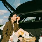 Allison Lin Instagram - 一直都是愛車人士的我，很開心這次有機會可以和 Audi 合作 Audi Q8 的大器美學，讓我更顯自信風采 寬敞大空間，享受最療癒的時光 優美的輪廓和車頂曲線，讓人一眼就想留住它的美 如同我拿著最愛的相機，每一刻都想留住最美好的剎那 讓生活不只是過活，更是精彩的活過 跟我一起讓每分每秒更加美妙🫶 現在至 Audi 展示中心完成任一車款試駕，即可獲得限量 Audi x It’s Saturday 聯名純手工水泥蠟燭，還有機會免費入住星級飯店，體驗【 2 天 1 夜 Audi 極嚮之旅 】 @audi_tw #Audi #AudiTaiwan #AudiQ8