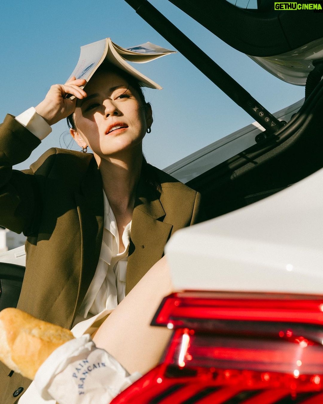 Allison Lin Instagram - 一直都是愛車人士的我,很開心這次有機會可以和 Audi 合作 Audi Q8 的大器美學,讓我更顯自信風采 寬敞大空間,享受最療癒的時光 優美的輪廓和車頂曲線,讓人一眼就想留住它的美 如同我拿著最愛的相機,每一刻都想留住最美好的剎那 讓生活不只是過活,更是精彩的活過 跟我一起讓每分每秒更加美妙🫶 現在至 Audi 展示中心完成任一車款試駕,即可獲得限量 Audi x It’s Saturday 聯名純手工水泥蠟燭,還有機會免費入住星級飯店,體驗【 2 天 1 夜 Audi 極嚮之旅 】 @audi_tw #Audi #AudiTaiwan #AudiQ8