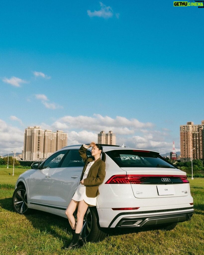 Allison Lin Instagram - 一直都是愛車人士的我，很開心這次有機會可以和 Audi 合作 Audi Q8 的大器美學，讓我更顯自信風采 寬敞大空間，享受最療癒的時光 優美的輪廓和車頂曲線，讓人一眼就想留住它的美 如同我拿著最愛的相機，每一刻都想留住最美好的剎那 讓生活不只是過活，更是精彩的活過 跟我一起讓每分每秒更加美妙🫶 現在至 Audi 展示中心完成任一車款試駕，即可獲得限量 Audi x It’s Saturday 聯名純手工水泥蠟燭，還有機會免費入住星級飯店，體驗【 2 天 1 夜 Audi 極嚮之旅 】 @audi_tw #Audi #AudiTaiwan #AudiQ8