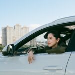 Allison Lin Instagram - 一直都是愛車人士的我，很開心這次有機會可以和 Audi 合作 Audi Q8 的大器美學，讓我更顯自信風采 寬敞大空間，享受最療癒的時光 優美的輪廓和車頂曲線，讓人一眼就想留住它的美 如同我拿著最愛的相機，每一刻都想留住最美好的剎那 讓生活不只是過活，更是精彩的活過 跟我一起讓每分每秒更加美妙🫶 現在至 Audi 展示中心完成任一車款試駕，即可獲得限量 Audi x It’s Saturday 聯名純手工水泥蠟燭，還有機會免費入住星級飯店，體驗【 2 天 1 夜 Audi 極嚮之旅 】 @audi_tw #Audi #AudiTaiwan #AudiQ8
