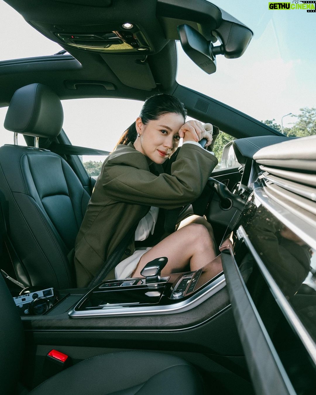 Allison Lin Instagram - 一直都是愛車人士的我,很開心這次有機會可以和 Audi 合作 Audi Q8 的大器美學,讓我更顯自信風采 寬敞大空間,享受最療癒的時光 優美的輪廓和車頂曲線,讓人一眼就想留住它的美 如同我拿著最愛的相機,每一刻都想留住最美好的剎那 讓生活不只是過活,更是精彩的活過 跟我一起讓每分每秒更加美妙🫶 現在至 Audi 展示中心完成任一車款試駕,即可獲得限量 Audi x It’s Saturday 聯名純手工水泥蠟燭,還有機會免費入住星級飯店,體驗【 2 天 1 夜 Audi 極嚮之旅 】 @audi_tw #Audi #AudiTaiwan #AudiQ8