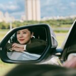Allison Lin Instagram - 一直都是愛車人士的我，很開心這次有機會可以和 Audi 合作 Audi Q8 的大器美學，讓我更顯自信風采 寬敞大空間，享受最療癒的時光 優美的輪廓和車頂曲線，讓人一眼就想留住它的美 如同我拿著最愛的相機，每一刻都想留住最美好的剎那 讓生活不只是過活，更是精彩的活過 跟我一起讓每分每秒更加美妙🫶 現在至 Audi 展示中心完成任一車款試駕，即可獲得限量 Audi x It’s Saturday 聯名純手工水泥蠟燭，還有機會免費入住星級飯店，體驗【 2 天 1 夜 Audi 極嚮之旅 】 @audi_tw #Audi #AudiTaiwan #AudiQ8