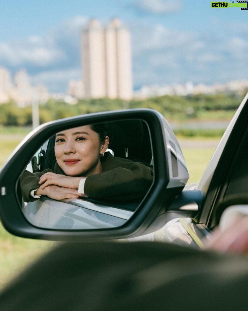 Allison Lin Instagram - 一直都是愛車人士的我，很開心這次有機會可以和 Audi 合作 Audi Q8 的大器美學，讓我更顯自信風采 寬敞大空間，享受最療癒的時光 優美的輪廓和車頂曲線，讓人一眼就想留住它的美 如同我拿著最愛的相機，每一刻都想留住最美好的剎那 讓生活不只是過活，更是精彩的活過 跟我一起讓每分每秒更加美妙🫶 現在至 Audi 展示中心完成任一車款試駕，即可獲得限量 Audi x It’s Saturday 聯名純手工水泥蠟燭，還有機會免費入住星級飯店，體驗【 2 天 1 夜 Audi 極嚮之旅 】 @audi_tw #Audi #AudiTaiwan #AudiQ8