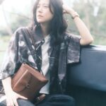 Allison Lin Instagram – 最近因為主持旅遊節目，在世界各地的飛行次數逼近了以前做空服員的日子。

前陣子登機的時候，遠遠地瞥見一個熟悉的身影在飛機門口迎賓。老天，還沒看清楚人影，光是聲音就可以讓你百分之百確定那是誰；同期訓練前同事啊，就算模樣千變萬化，彼此也一定馬上能夠秒認出對方。我們尖叫到連機長都知道他的組員遇到同期的。

原來前同事換公司飛了，這種不期而遇簡直一萬年才能有一次，同樣的兩個人站在跟以往不同的機艙裡，想起以前在陌生環境一起打拼、相依為命，興奮而五味雜陳的心情不言而喻。

能夠在冷冷的歲末見到想見的人是最幸福的，也許大家也可以趁著年節挑個錢包或背包當作禮物，送給家人或老朋友，讓他們知道，其實你一直都有放在心上。

#FossilTW #台灣總代理青霆亞太 @dfapactw
#MadeForThis #FossilCollective

@fossil
